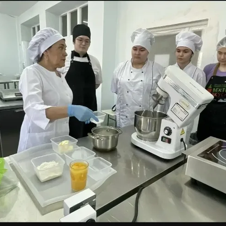 🧁1 апреля в мастерской хлебопечения прошёл кондитерский мастер-класс по приготовлению "Пирожного Шу с кракелином и заварным лимонным кремом".