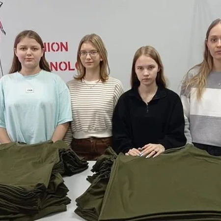 ДЕВУШКИ ИЗ ГРУППЫ 57-22 ПРОДОЛЖАЮТ ШИТЬ ФУТБОЛКИ В ЗОНУ СВО