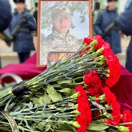 КОЛЛЕДЖ ПРОСТИЛСЯ С ВЫПУСКНИКОМ КАДЕТСКОГО КОРПУСА ПОГИБШИМ В ЗОНЕ СВО