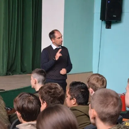 ПЕРСПЕКТИВЫ СЛУЖБЫ НА ГРАНИЦЕ: ВСТРЕЧА ВЫПУСКНЫХ ГРУПП С СОТРУДНИКОМ ПУ ФСБ РОССИИ ПО АМУРСКОЙ ОБЛАСТИ