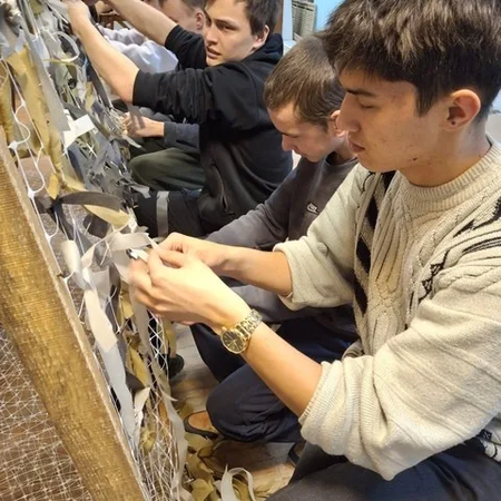 СТУДЕНТЫ КОЛЛЕДЖА ПРОДОЛЖАЮТ ПЛЕСТИ МАСКИРОВОЧНЫЕ СЕТИ