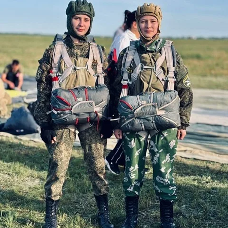 ОБУЧАЮЩИЕСЯ КАДЕТСКИХ ГРУПП СВЕРШИЛИ ПРЫЖОК С ПАРАШЮТА