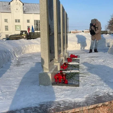 ВОЗЛОЖЕНИЕ ЦВЕТОВ К ОБЕЛИСКУ