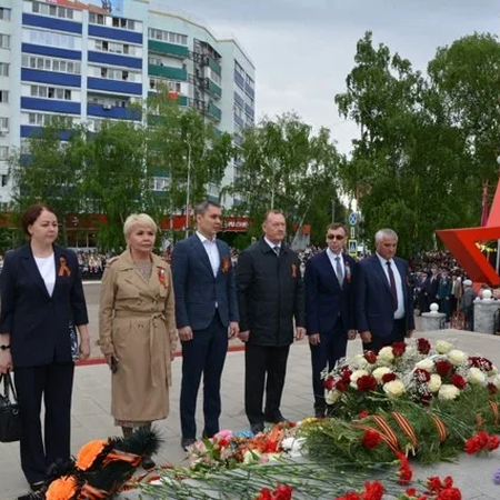 АДМИНИСТРАЦИЯ КОЛЛЕДЖА И ПРЕДСТАВИТЕЛИ КАДЕТСКИХ ГРУПП ВОЗЛОЖИЛИ ЦВЕТЫ И ГИРЛЯНДУ К ВЕЧНОМУ ОГНЮ