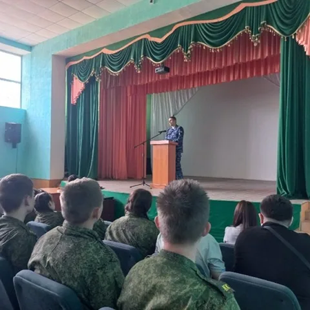 ВСТРЕЧА ОБУЧАЮЩИХСЯ С СОТРУДНИКОМ РОСГВАРДИИ