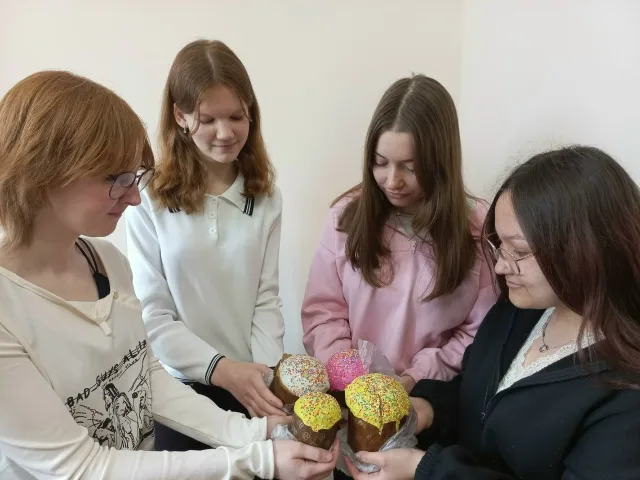 В РАМКАХ ТРАДИЦИОННОЙ АКЦИИ "КОРЗИНА ДОБРА" ОБУЧАЮЩИМСЯ КОЛЛЕДЖА ИЗ ЛЬГОТНЫХ КАТЕГОРИЙ БЫЛИ ПОДАРЕНЫ КУЛИЧИ ОТ ИНДИВИДУАЛЬНЫХ ПРЕДПРИНИМАТЕЛЕЙ